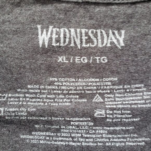 Wednesday Addams Sz XL Mens Jenna Ortega Gray Graphic T-Shirt Halloween Netflix - Picture 3 of 5